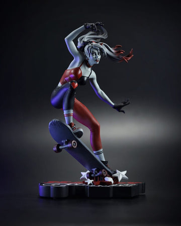 Harley Quinn by Ivan Tao DC Direct Red, White & Black 1/10 Figurka 20 cm